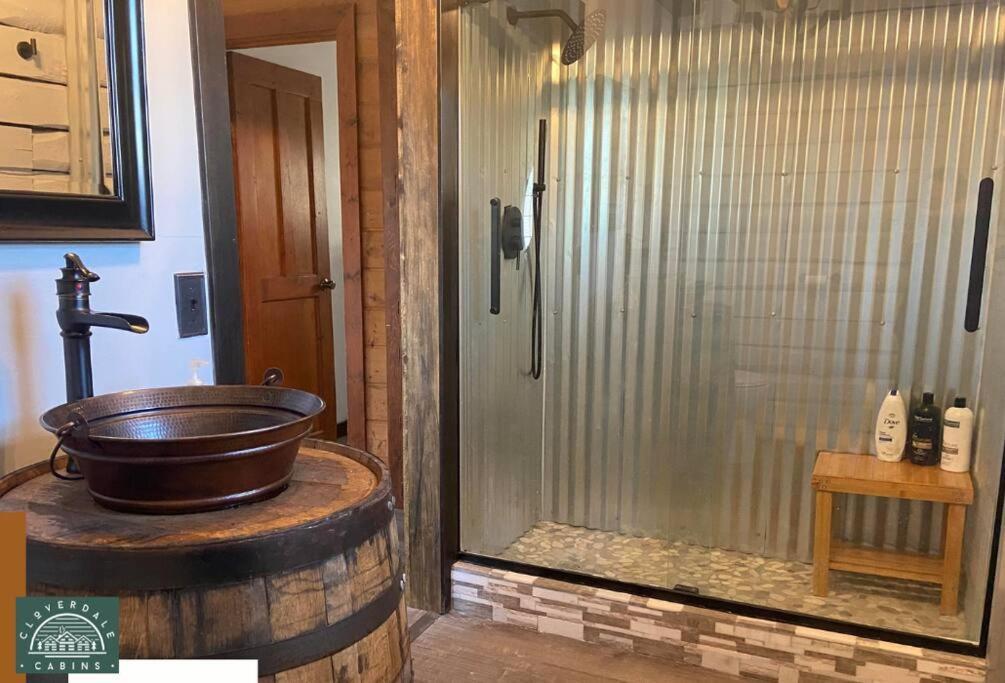 Cozy Cabin With Hottub At Cloverdale Cabins 힝클리 외부 사진
