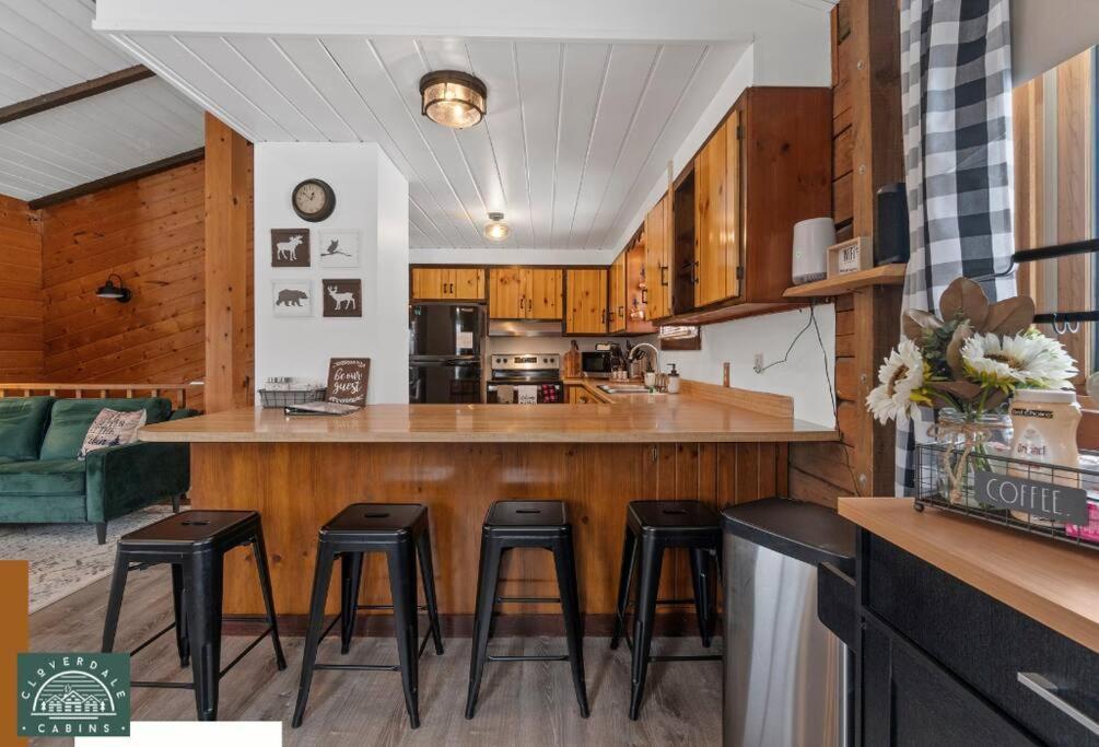 Cozy Cabin With Hottub At Cloverdale Cabins 힝클리 외부 사진
