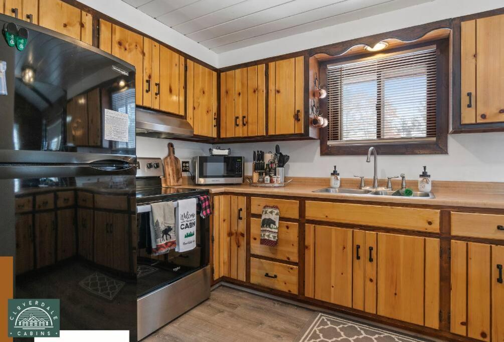 Cozy Cabin With Hottub At Cloverdale Cabins 힝클리 외부 사진